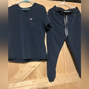 Women’s figs scrub set size large